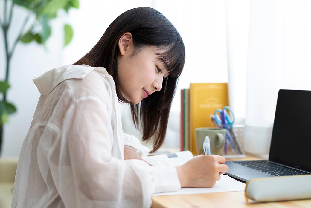 英語学習をする学生のイメージ